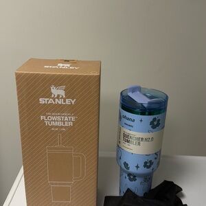 Stanley Flowstate Tumbler with Blue and Black Design